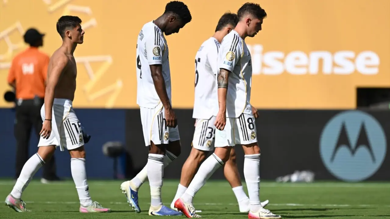 Los jugadores del Real Madrid se marchan tras perder la semifinal del Mundial de Clubes ante el Paris Saint-Germain. / Sven Hoppe