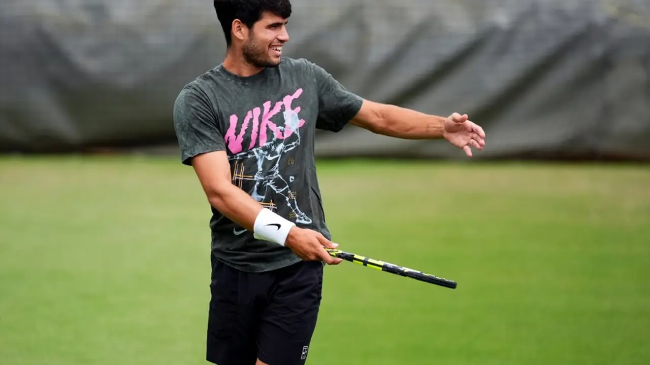 El tenista espa&ntilde;ol Carlos Alcaraz, durante un entrenamiento. / Mike Egerton