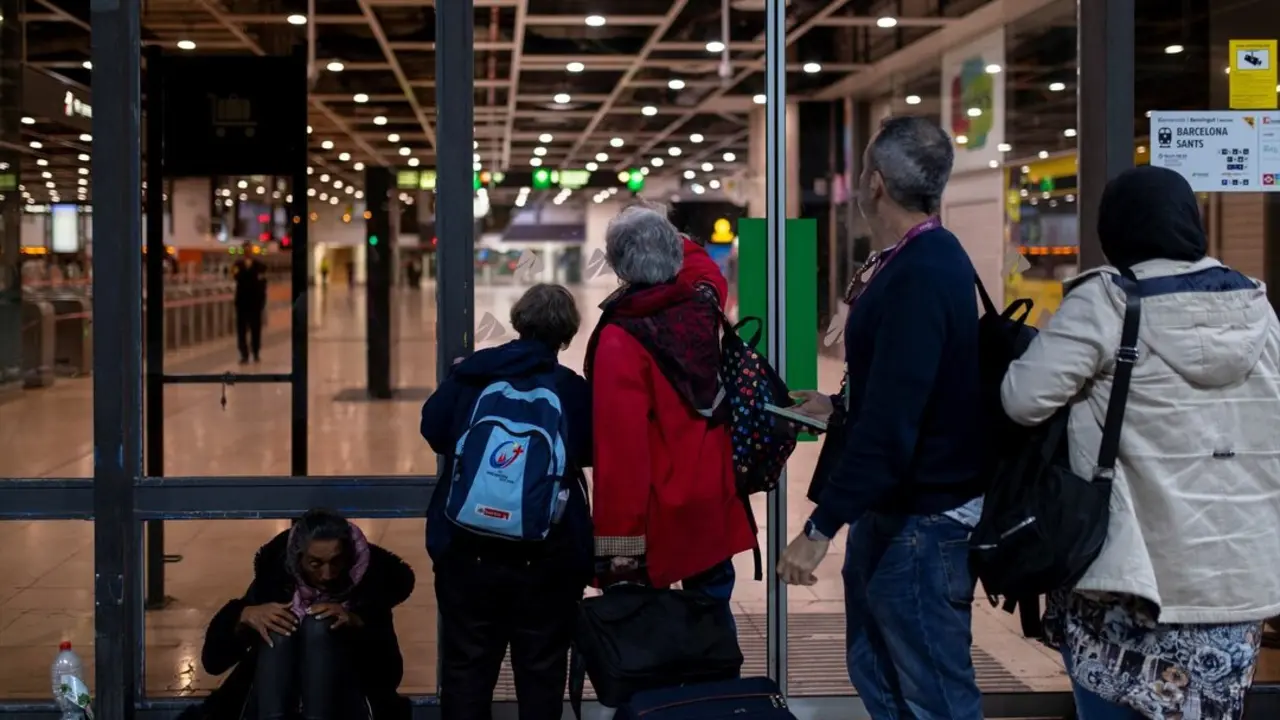 Estaci&oacute;n de Sants durante la noche del apag&oacute;n. / Lorena Sope&ntilde;a