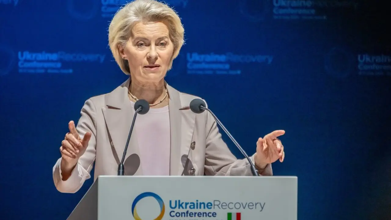 Ursula von der Leyen, presidenta de la Comisi&oacute;n Europea, interviene en la conferencia de reconstrucci&oacute;n de Ucrania. / Michael Kappeler