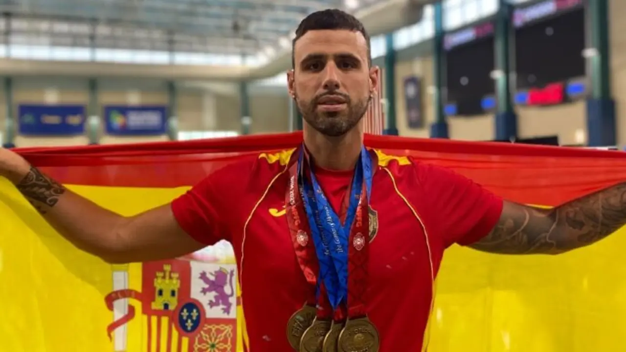 El c&aacute;ntabro, Roberto Veiga con las cuatro medallas de oro. / IG