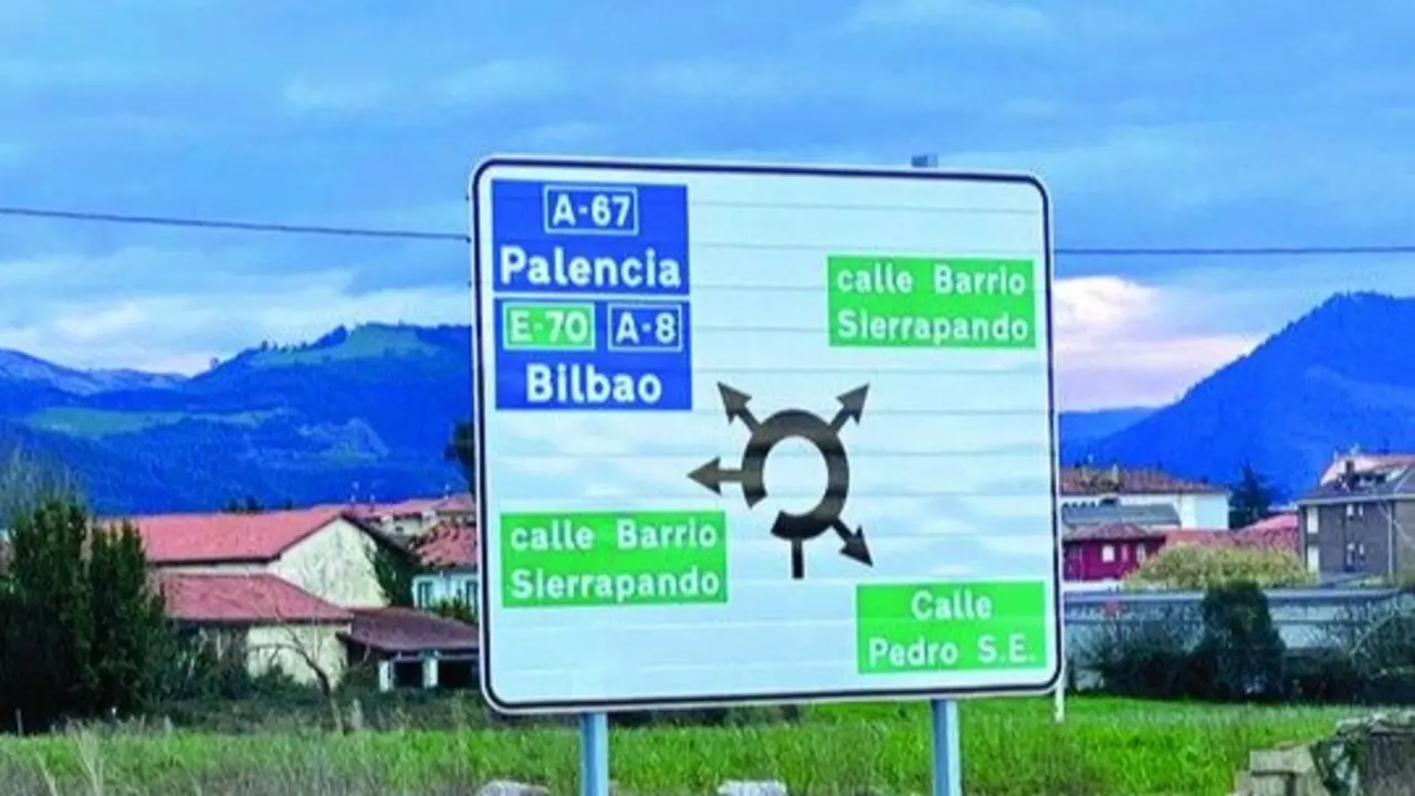 Las deficiencias en los carteles de tr&aacute;fico est&aacute;n provocando confusi&oacute;n y atascos. / A.E.