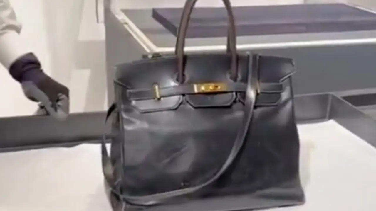El bolso m&aacute;s caro del mundo subastado en Par&iacute;s. / RRSS