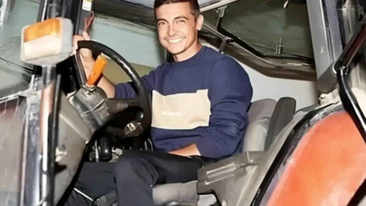 David Lafoz subido a su tractor en una imagen publicada en redes sociales. / RRSS