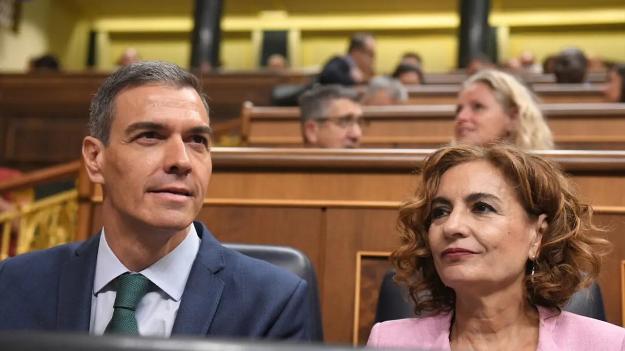 El presidente del Gobierno, Pedro S&aacute;nchez, y la vicepresidenta primera y ministra de Hacienda, Mar&iacute;a Jes&uacute;s Montero, durante una sesi&oacute;n de control al Gobierno. / Fernando S&aacute;nchez