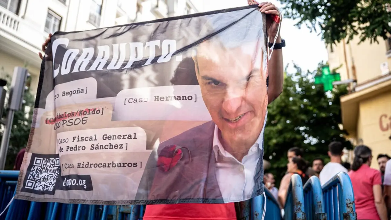 Varias personas durante una concentraci&oacute;n en la sede del PSOE en Ferraz. / Gabriel Luengas