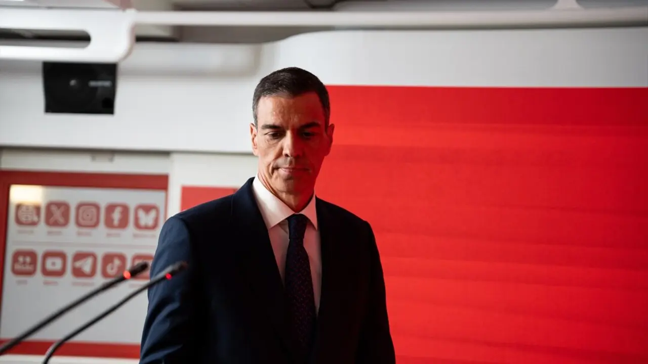 El presidente del Gobierno y Secretario General del PSOE, Pedro S&aacute;nchez, a su llegada a una rueda de prensa, en la sede del PSOE en Ferraz. / Gabriel Luengas