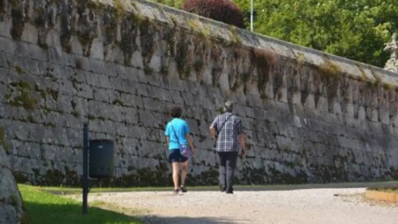 Dos personas paseando por la calle. / A.S.