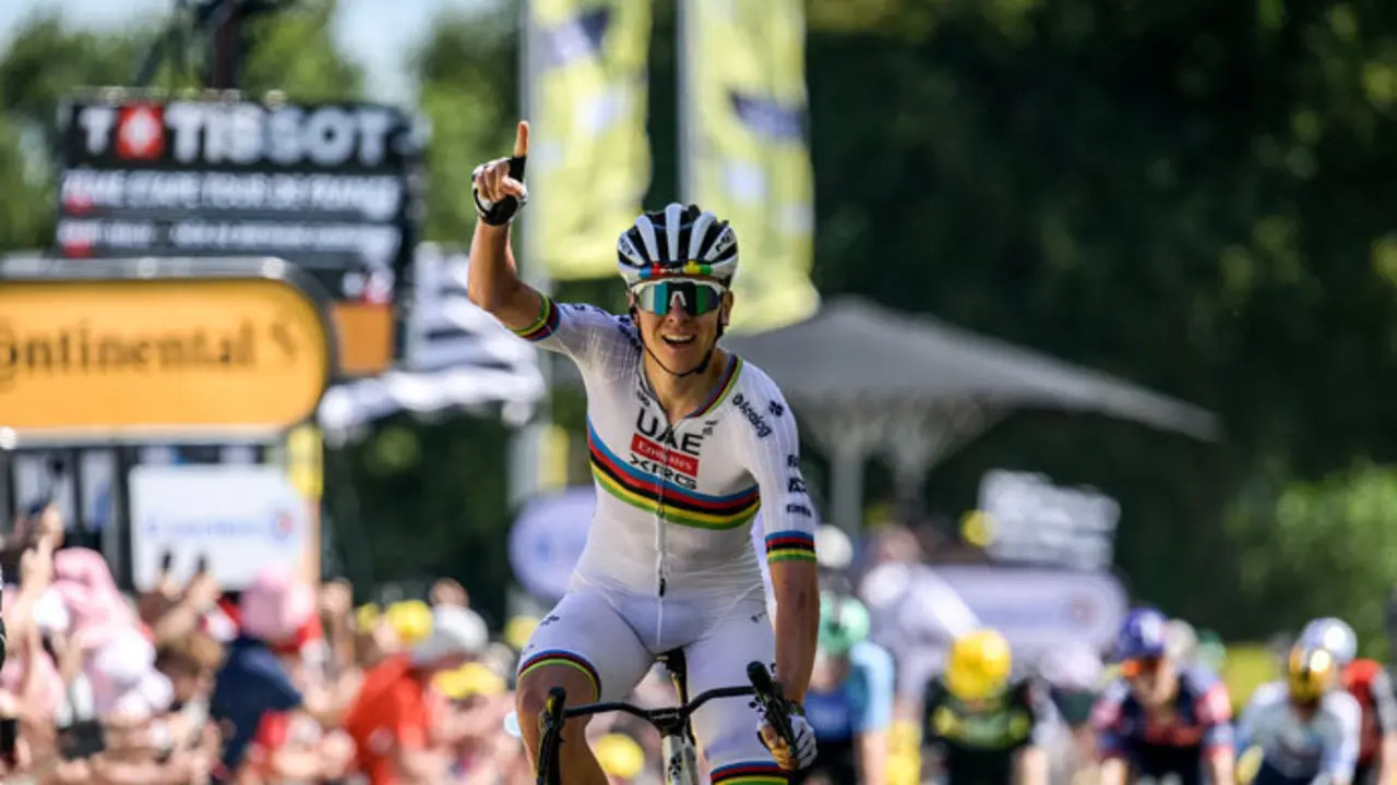El ciclista Tadej Pogacar (UAE Team Emirates-XRG)cruza la l&iacute;nea de meta. / ep