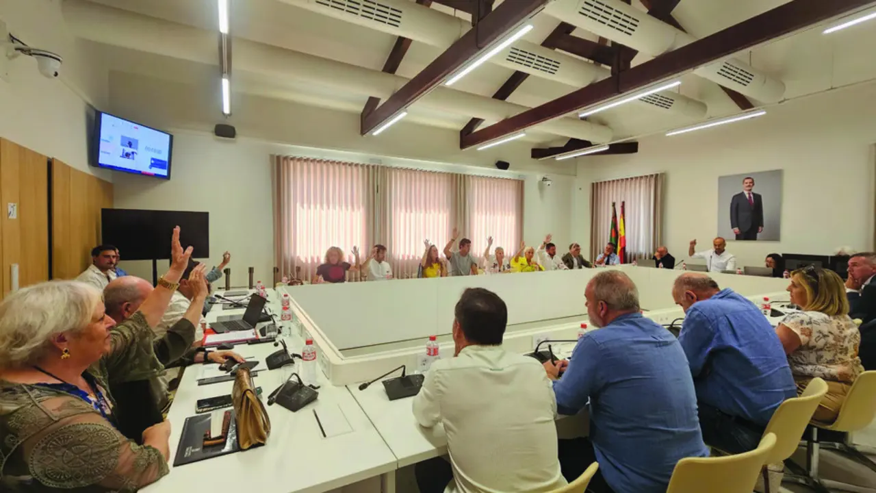 Pleno extraordinario en el edificio municipal de La Llama. / A.E.