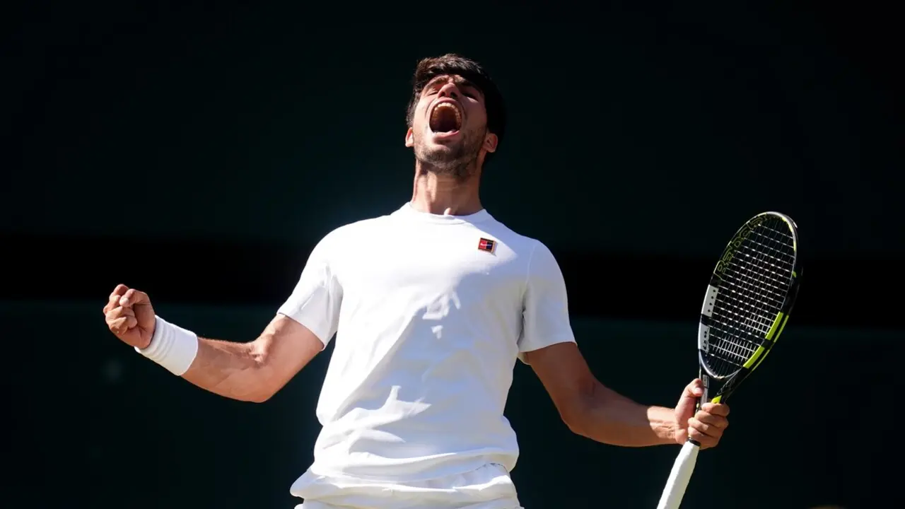 Carlos Alcaraz celebra tras vencer a Fritz.  /Adam Davy
