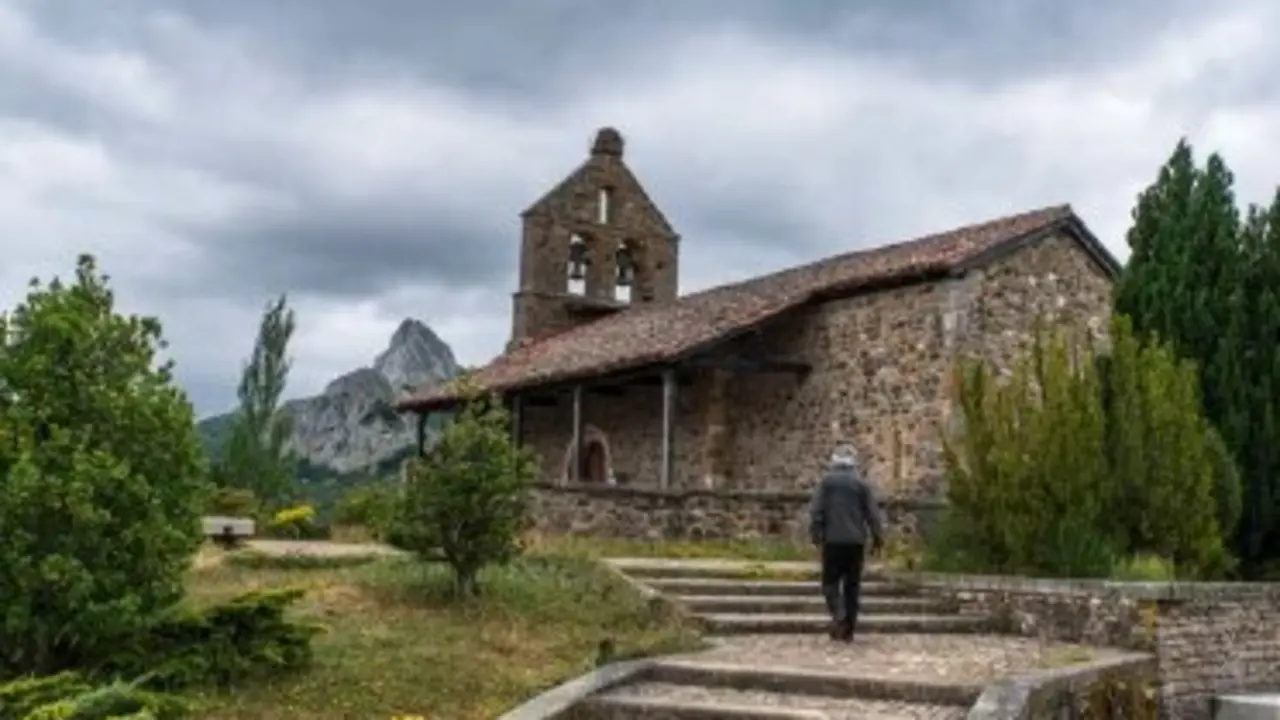 Una persona paseando por la iglesia de Ria&ntilde;o. / A.S.
