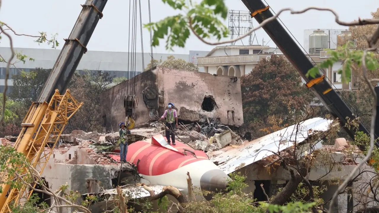 Una gr&uacute;a recupera parte del fuselaje del Boeing 787 de Air India el 14 de junio de 2025 en Ahmedabad, India. / Basit Zargar