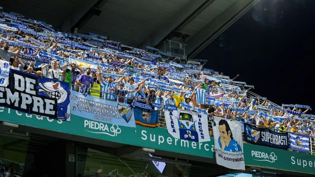 Aficionados del M&aacute;laga durante un partido de la Liga Hypermotion en la Rosaleda. / EP