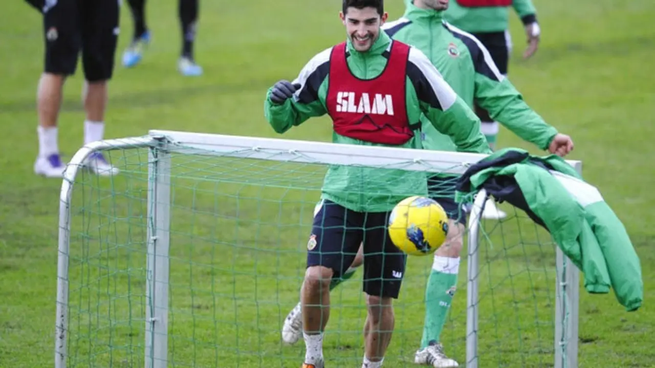 El jugador exracinguista, &Aacute;lvaro Gonz&aacute;lez Sober&oacute;n. / x