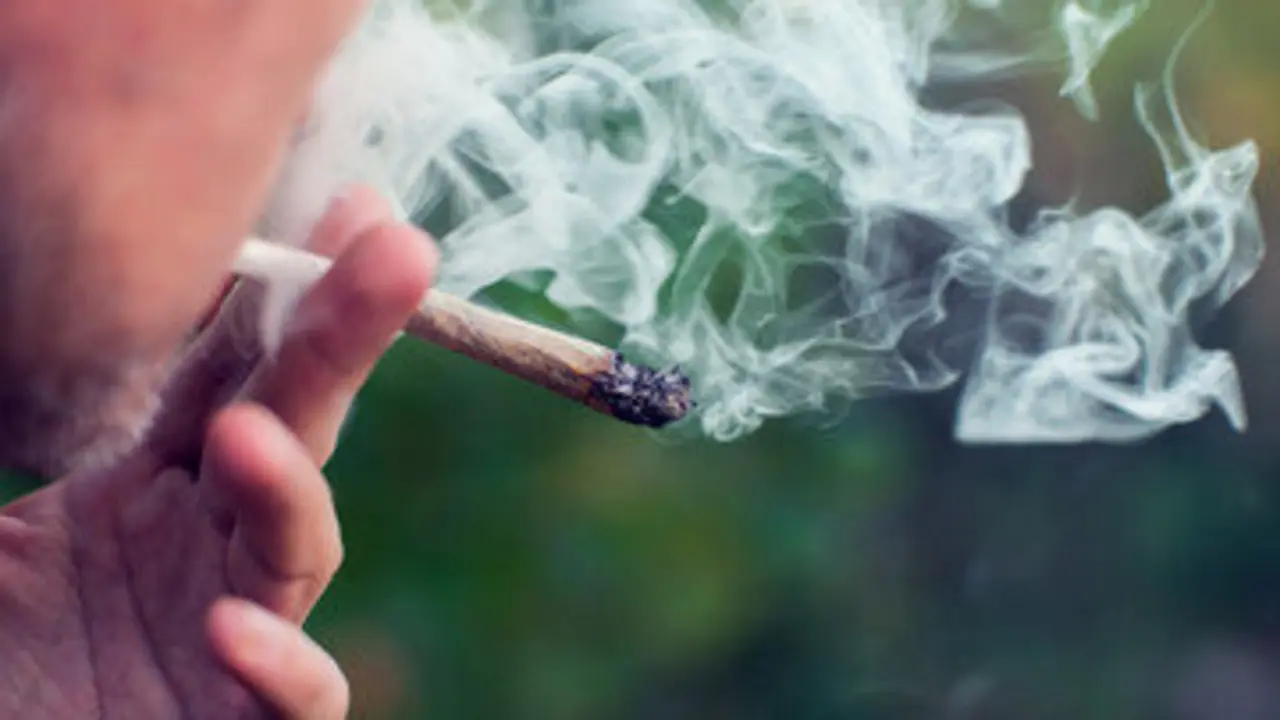 Una persona fumando tabaco de liar. / A.S.P