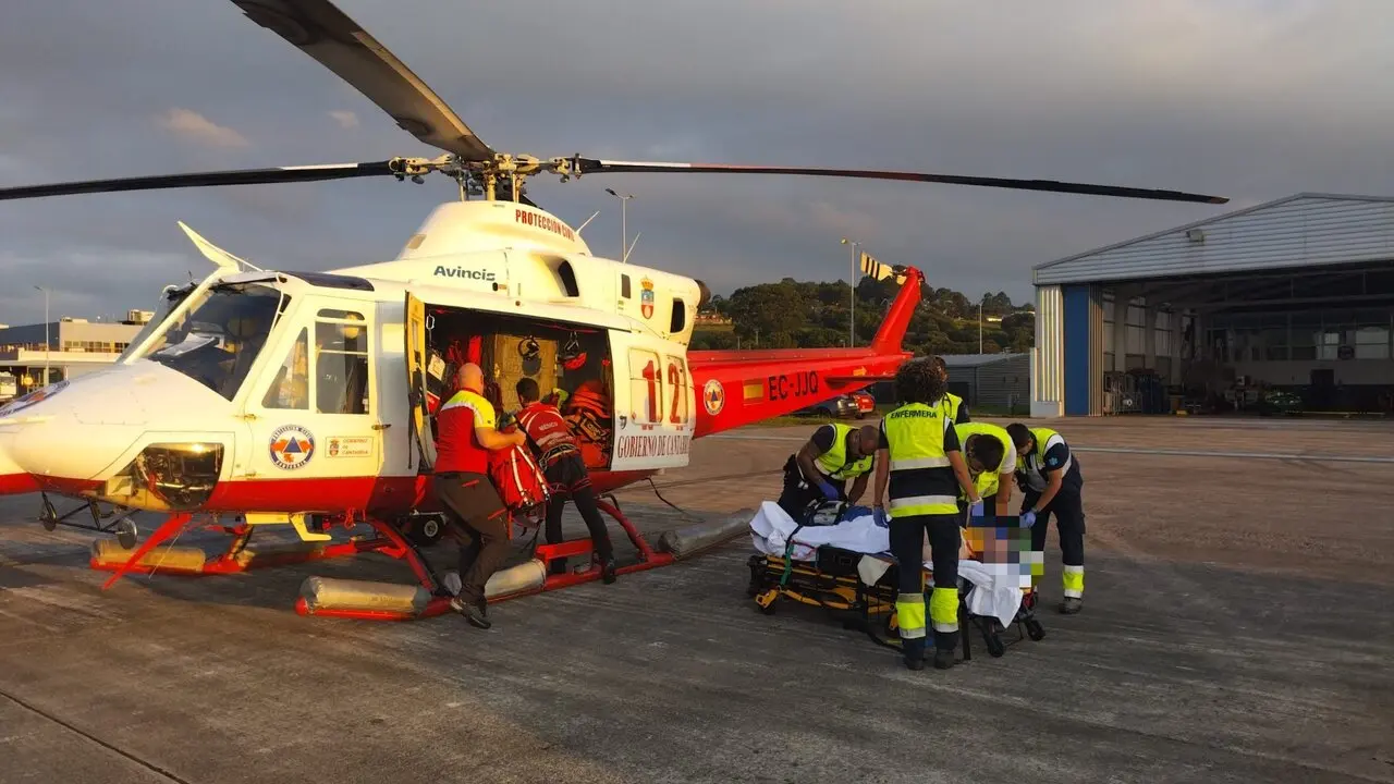 El helic&oacute;ptero medicalizado del 
Gobierno de Cantabria ha evacuado a un motorista en estado grave. / 112 Cantabria