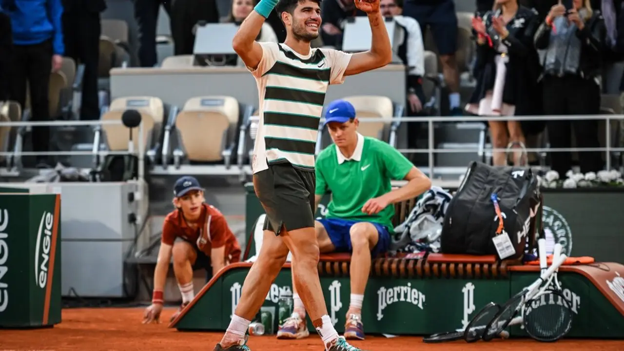 Carlos Alcaraz celebra tras ganar Roland Garros ante Sinner. / EP
