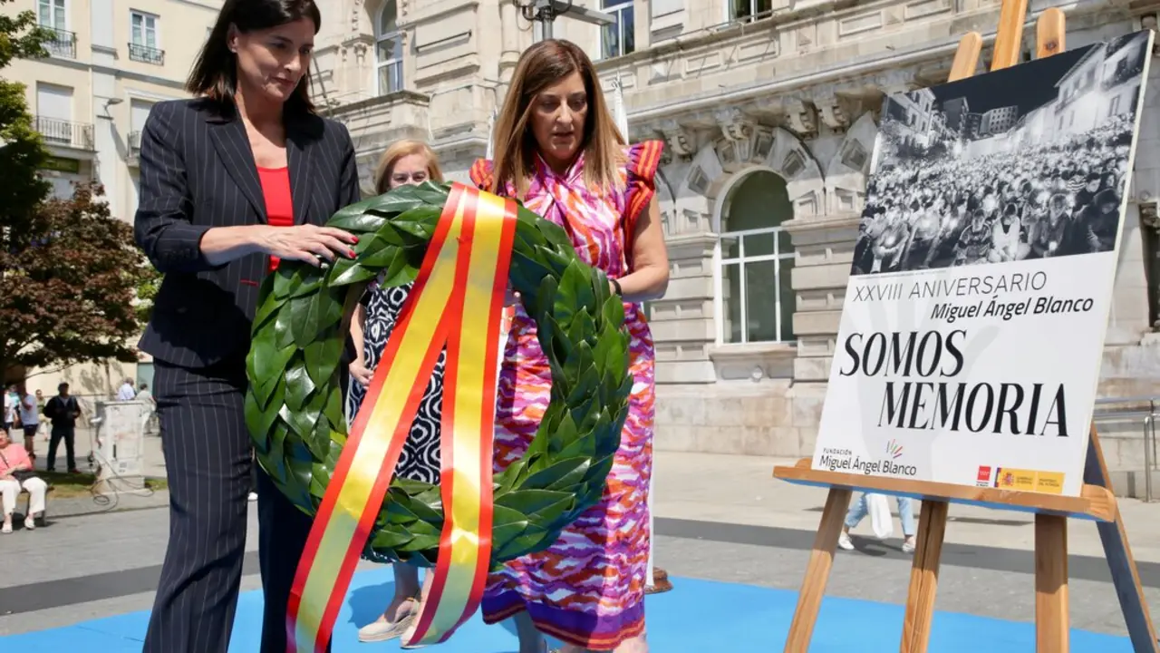La presidenta de Cantabria, Mar&iacute;a Jos&eacute; S&aacute;enz de Buruaga, y la alcaldesa de Santander, Gema Igual, depositan una corona de flores en homenaje a Miguel &Aacute;ngel Blanco. / Alerta