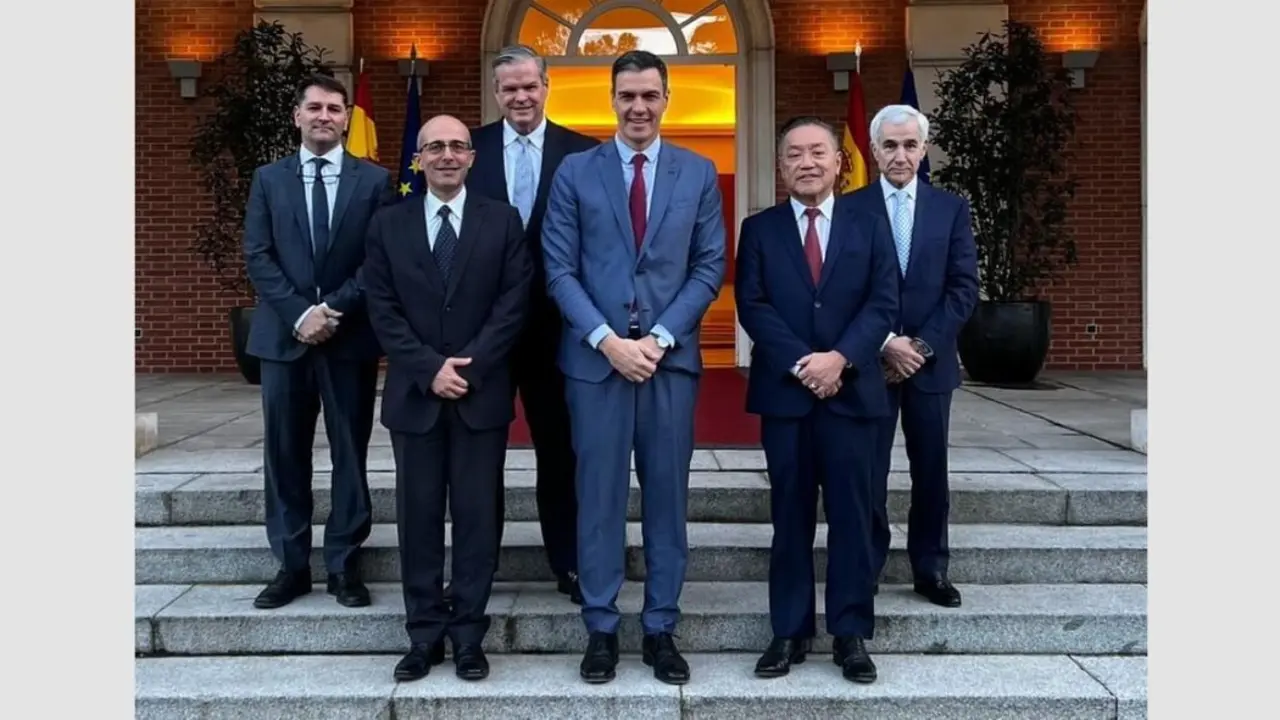 Reuni&oacute;n del presidente del Gobierno, Pedro S&aacute;nchez (centro), con representantes de Broadcom en julio de 2023. / Archivo / A.E