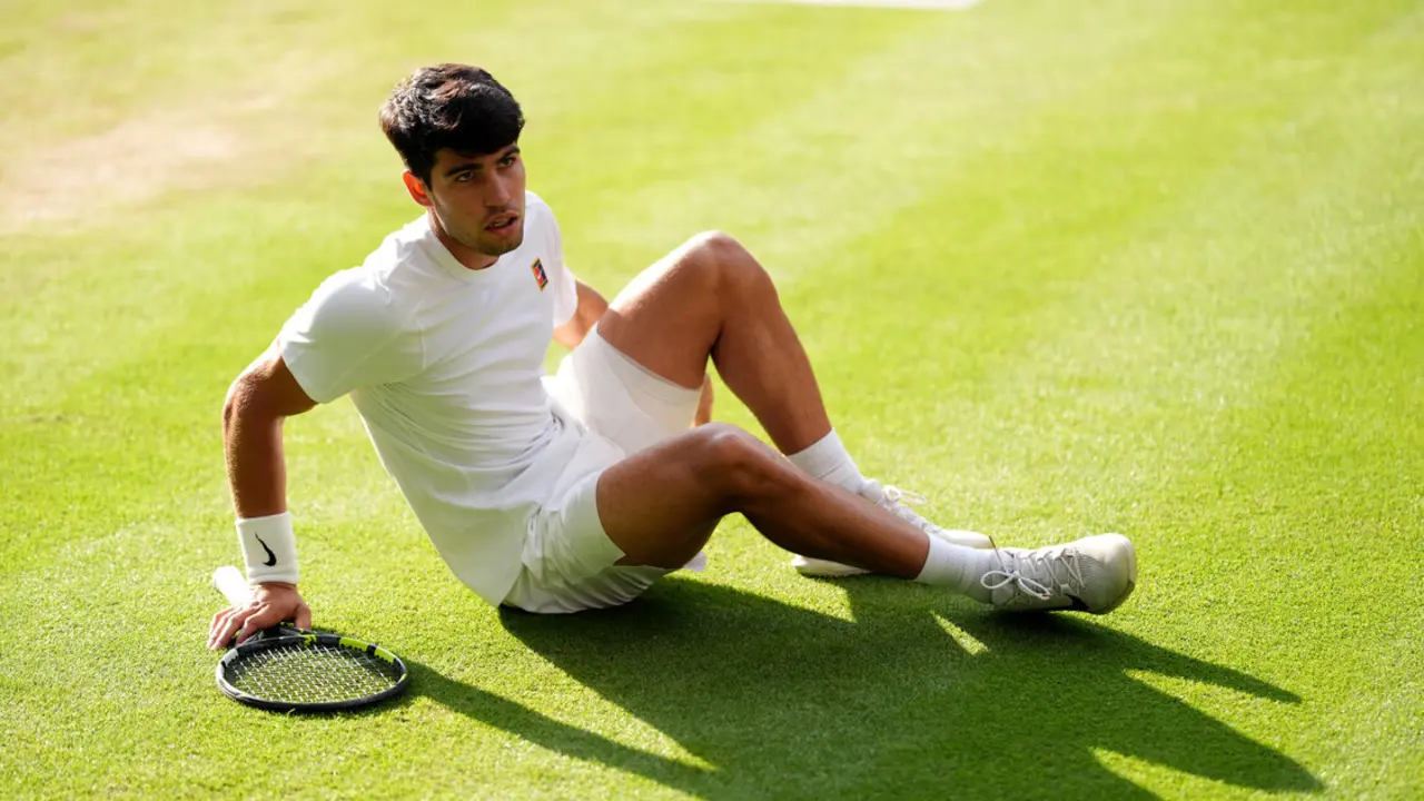El tenista espa&ntilde;ol Carlos Alcaraz resbala durante su partido de la final contra el italiano Jannik Sinner, en Wimbledon. / John Walton