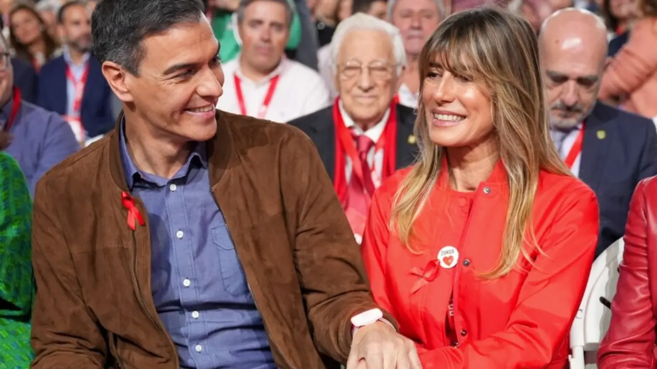 Pedro S&aacute;nchez y Bego&ntilde;a G&oacute;mez durante un acto con el PSOE. / EP