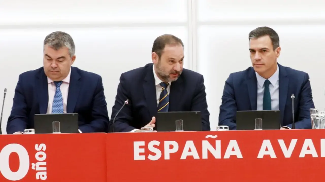 Santos Cerd&aacute;n, Jos&eacute; Luis &Aacute;balos y Pedro S&aacute;nchez durante una reuni&oacute;n de la Comisi&oacute;n Ejecutiva Federal del PSOE. / EP / Archivo