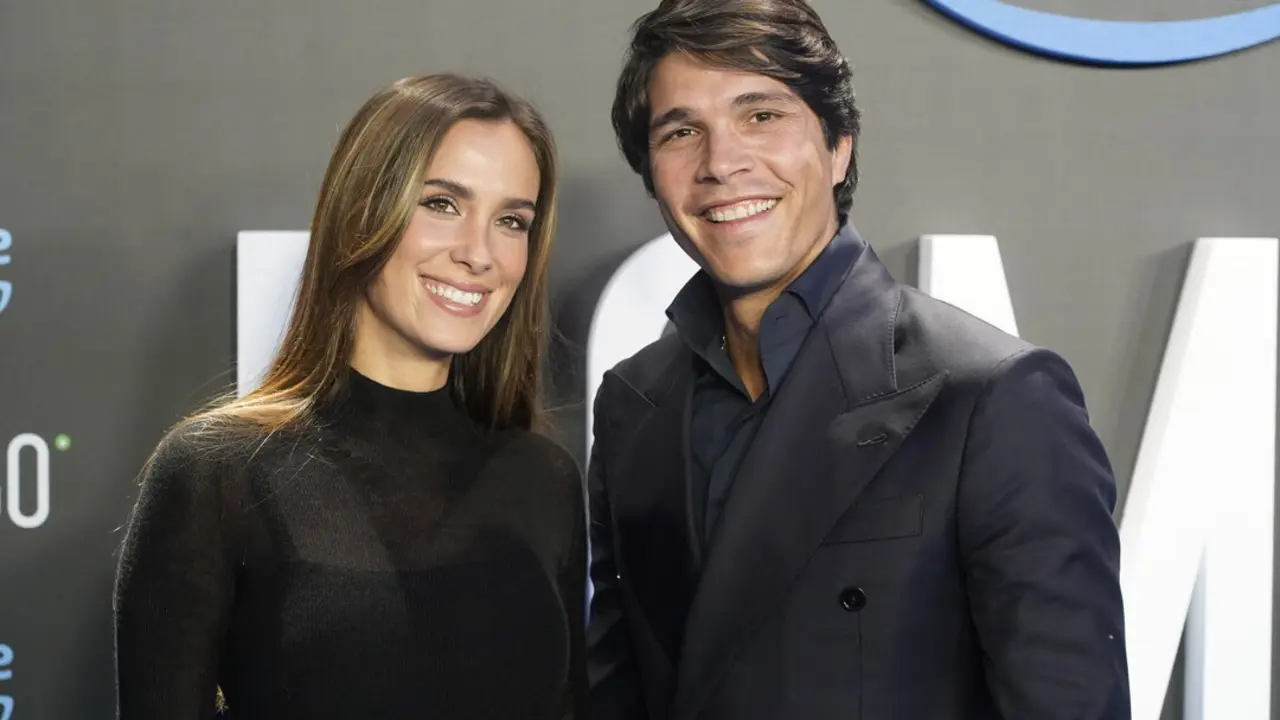 Mar&iacute;a Pombo y Pablo Castellano posan en el photocall durantte la premiere de la docuserie 'Pombo'. / &Aacute;ngel D&iacute;az