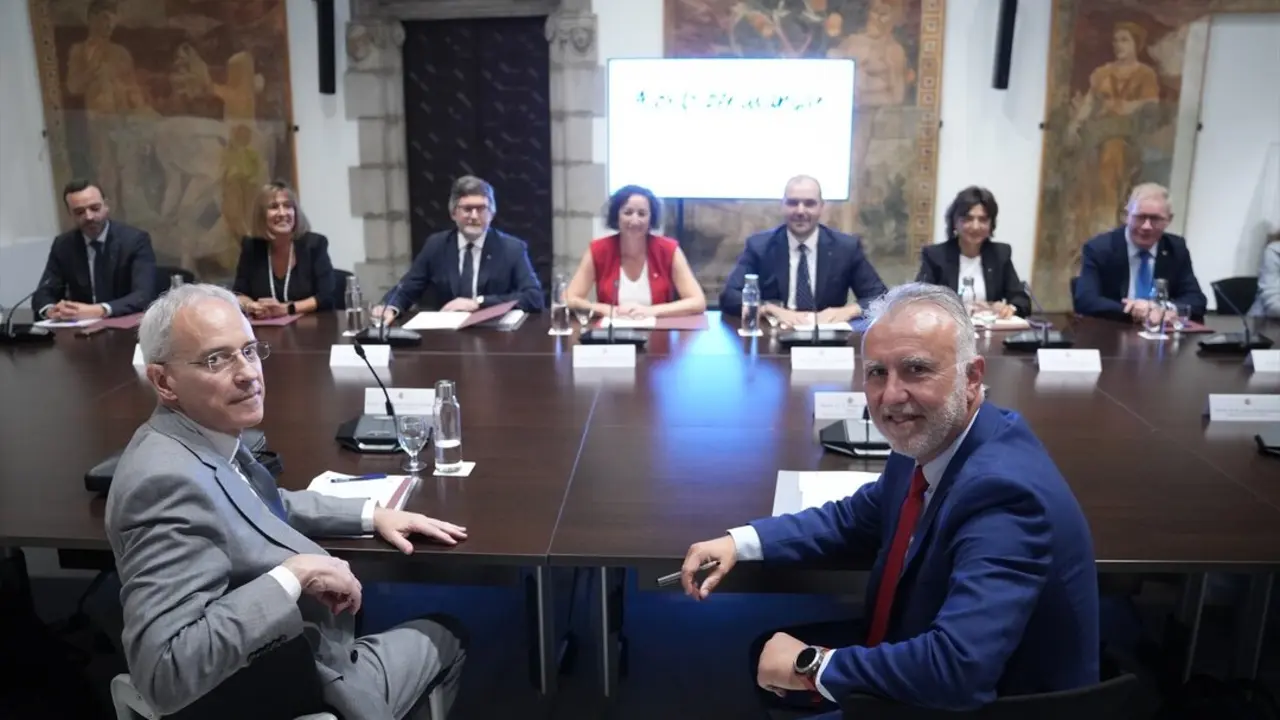 El ministro de Pol&iacute;tica Territorial y Memoria Democr&aacute;tica de Espa&ntilde;a, &Aacute;ngel V&iacute;ctor Torres (d), durante la Comisi&oacute;n bilateral Estado-Generalitat, en el Palau de la Generalitat. / David Zorrakino