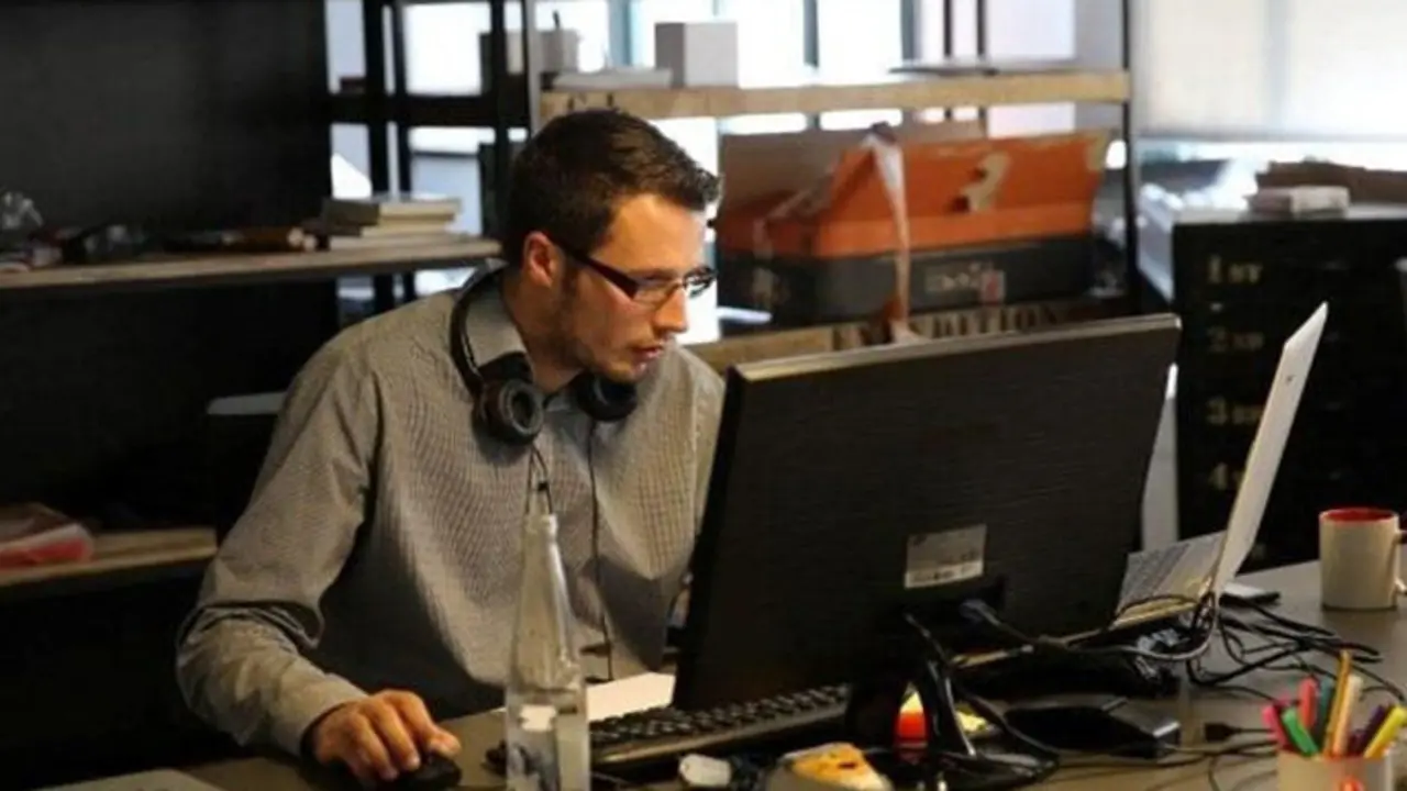 Un trabajador extranjero en su puesto de trabajo. / x