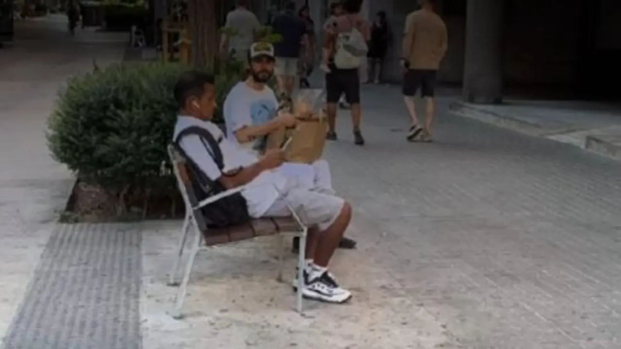 Jared Leto comparti&oacute; pan con un vecino en un banco del Eixample. / Redes Sociales