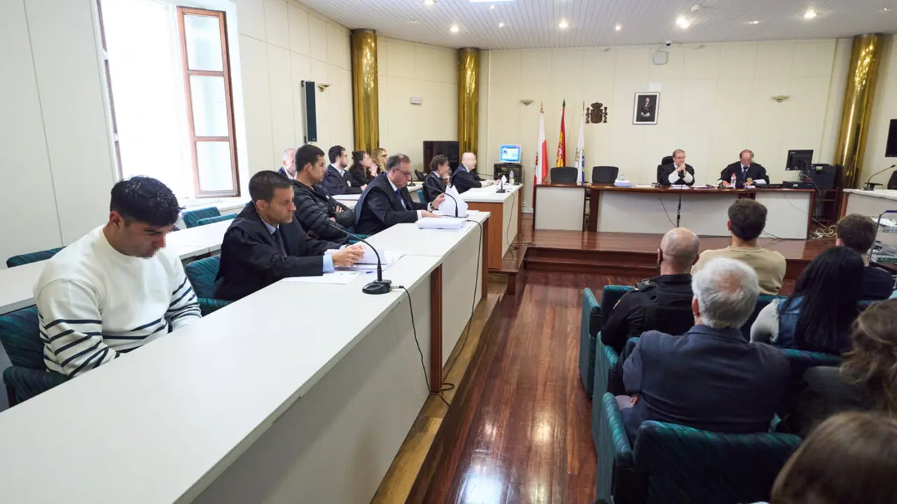 Los acusados (1i) y (3i) durante el juicio por el accidente mortal de Castelar, en la Audiencia Provincial de Cantabria. / EP