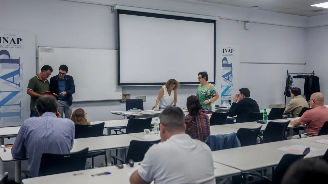Varias personas en el Instituto Nacional de Administraci&oacute;n P&uacute;blica mientras se realizan las oposiciones. / EP