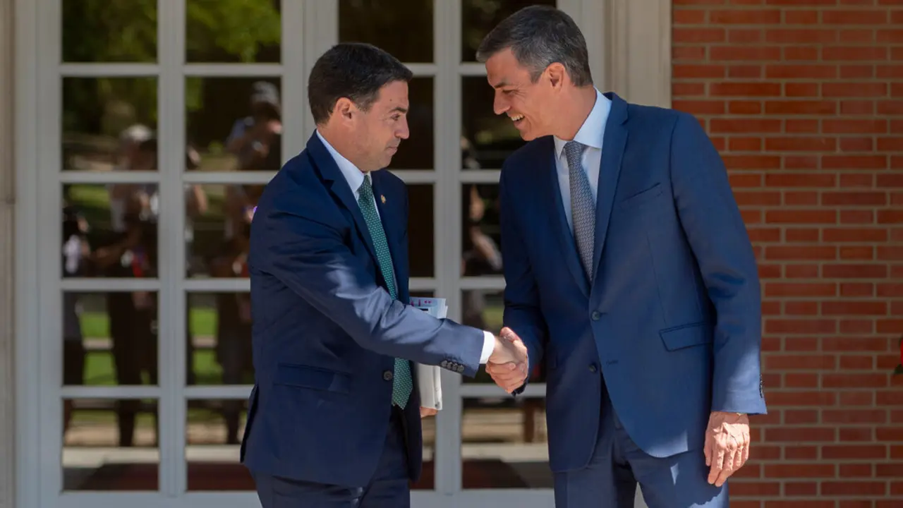 El lehendakari, Imanol Pradales (i), y el presidente del Gobierno, Pedro S&aacute;nchez (d). / EP
