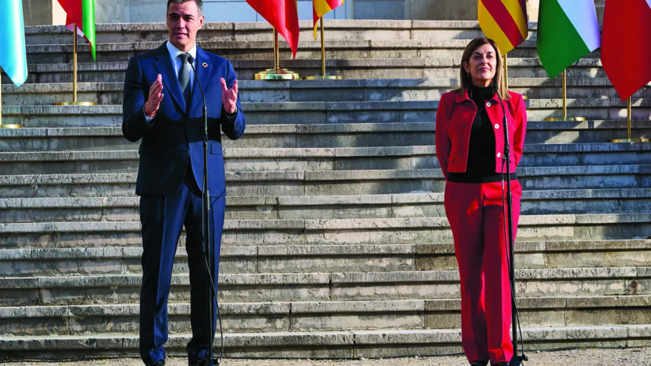 El presidente del Gobierno, Pedro S&aacute;nchez, y la presidenta del Gobierno de Cantabria, Mar&iacute;a Jos&eacute; S&aacute;enz de Buruaga, intervienen durante la
XXVII Conferencia de Presidentes, que se celebr&oacute; el pasado diciembre en el Palacio de la Magdalena. / Alerta
