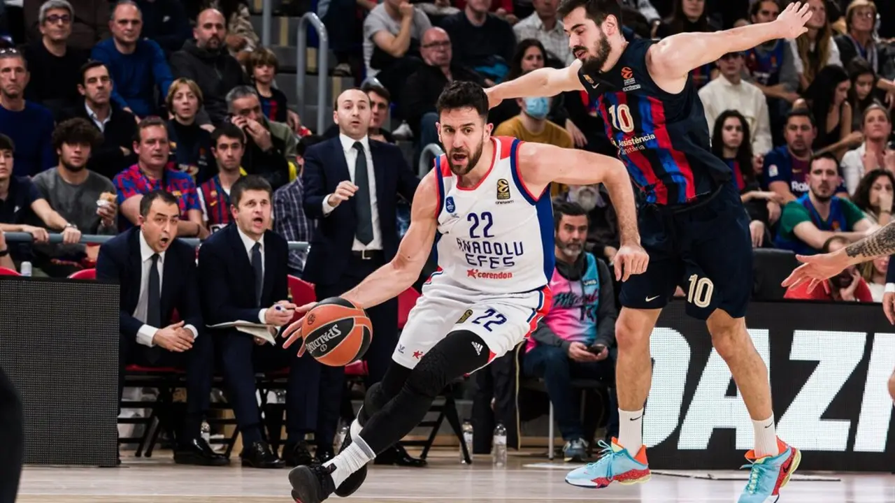 Vasilije Micic durante un partido de la Euroliga ante el Barcelona. / EP