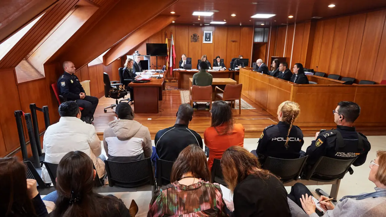 Los acusados durante un juicio por la violaci&oacute;n grupal en Santander en 2022. / EP