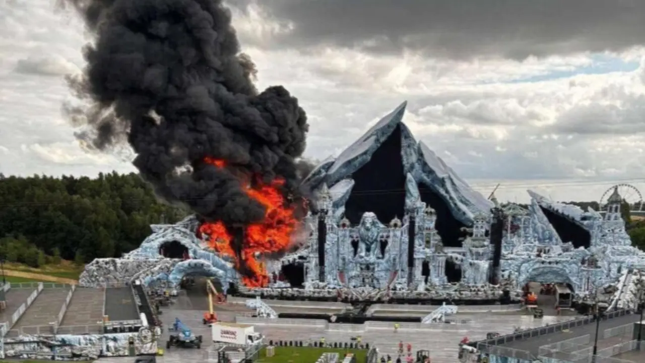 Incendio del escenario principal de Tomorrowland. / RRSS