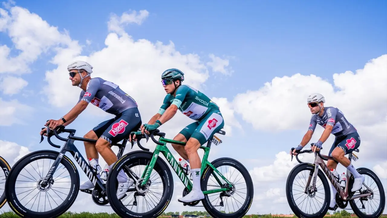 Varios ciclistas en la tercera etapa del Tour. / Jasper Jacobs