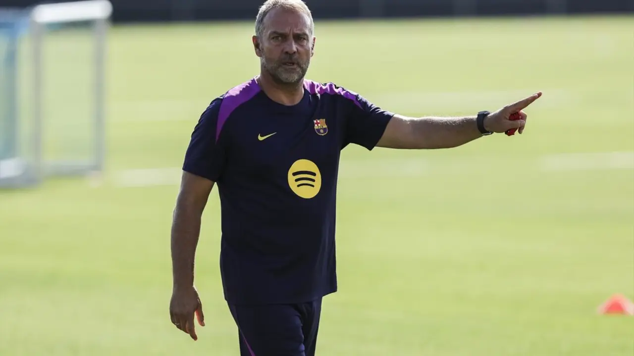 Flick durante el entrenamiento de hoy con el Barcelona. / EP