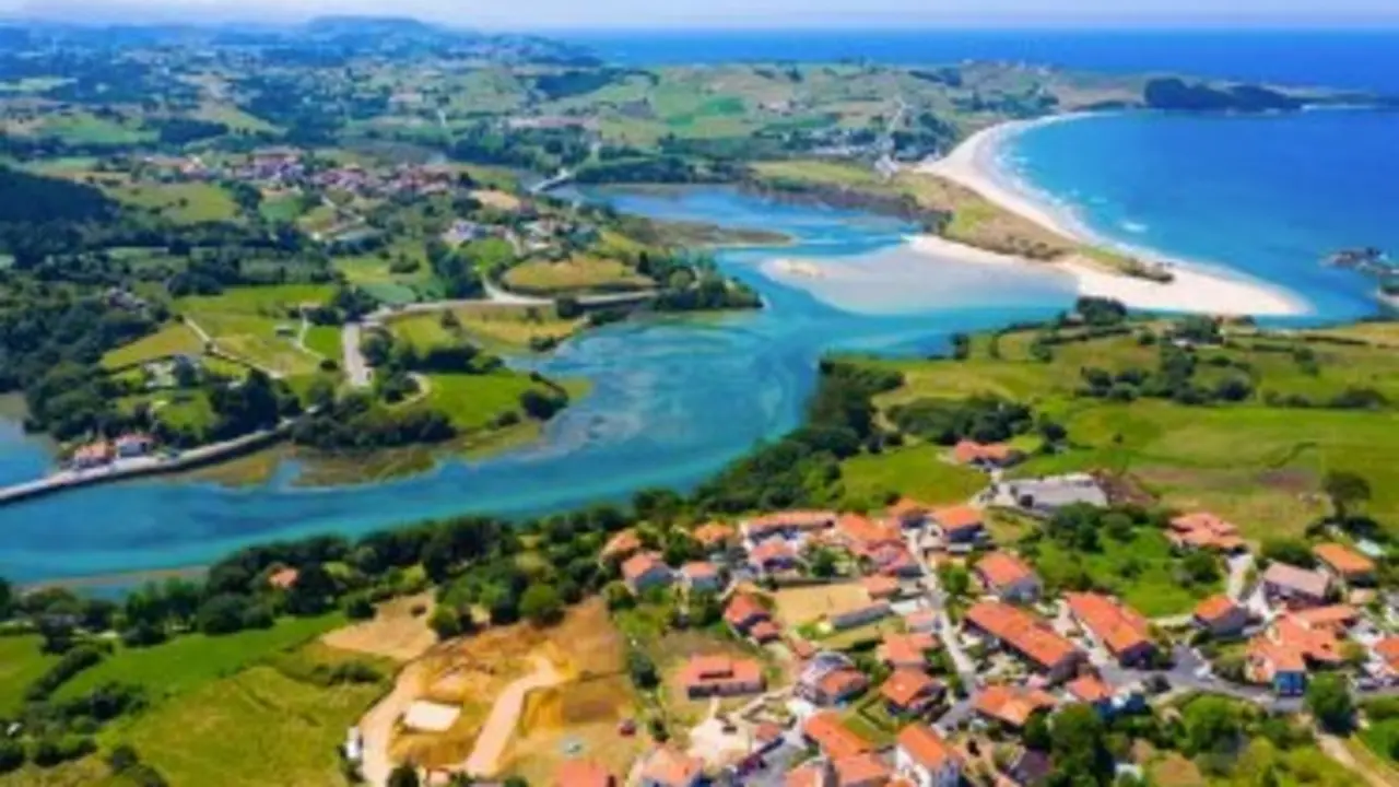 Vista a&eacute;rea de Comillas. / A.S.