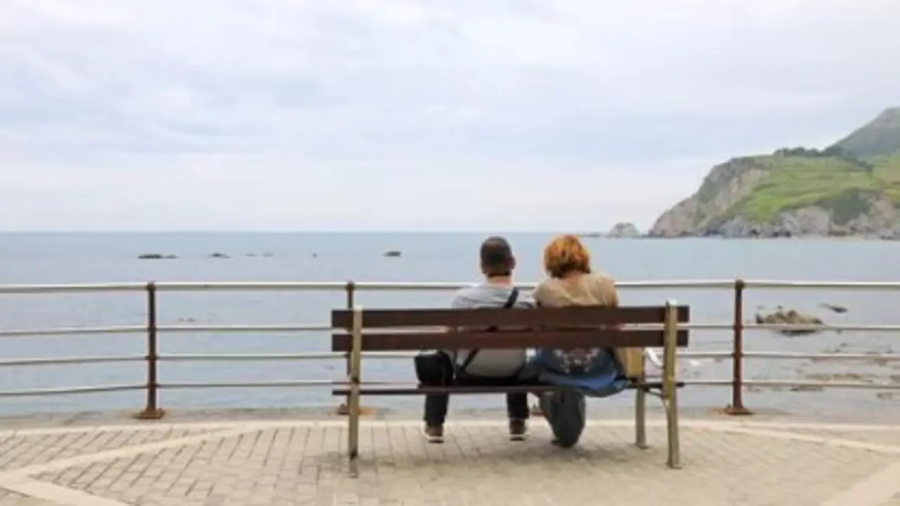 Dos personas frente al mar en Laredo. / A.S.