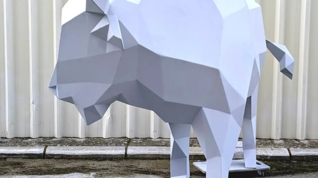 Uno de los bisontes que estar&aacute;n en Torrelavega. / OTARU esculturas