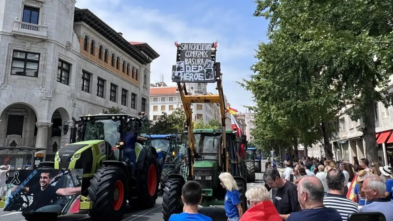 Tractorada en el centro de Santander en homenaje a David Lafoz. / EP