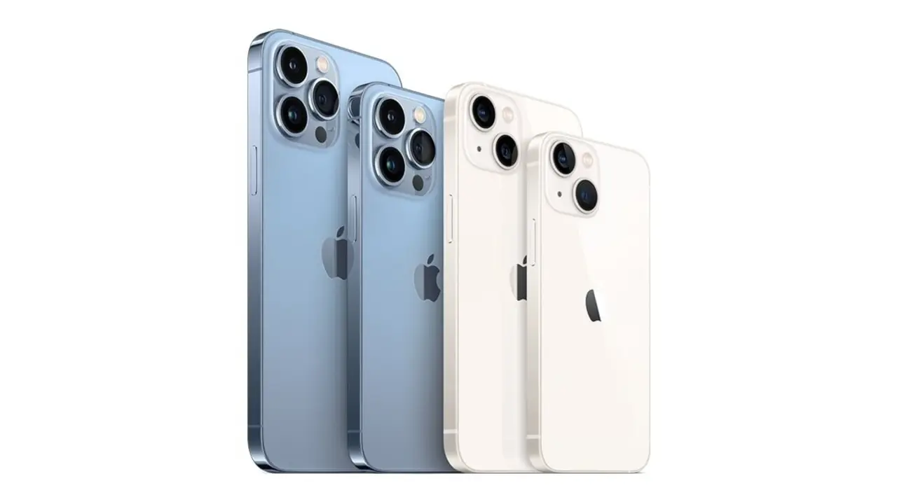 Los cuatro modelos de la familia iPhone 13: Pro Max, Pro, est&aacute;ndar y Mini, de izquierda a derecha. / Apple