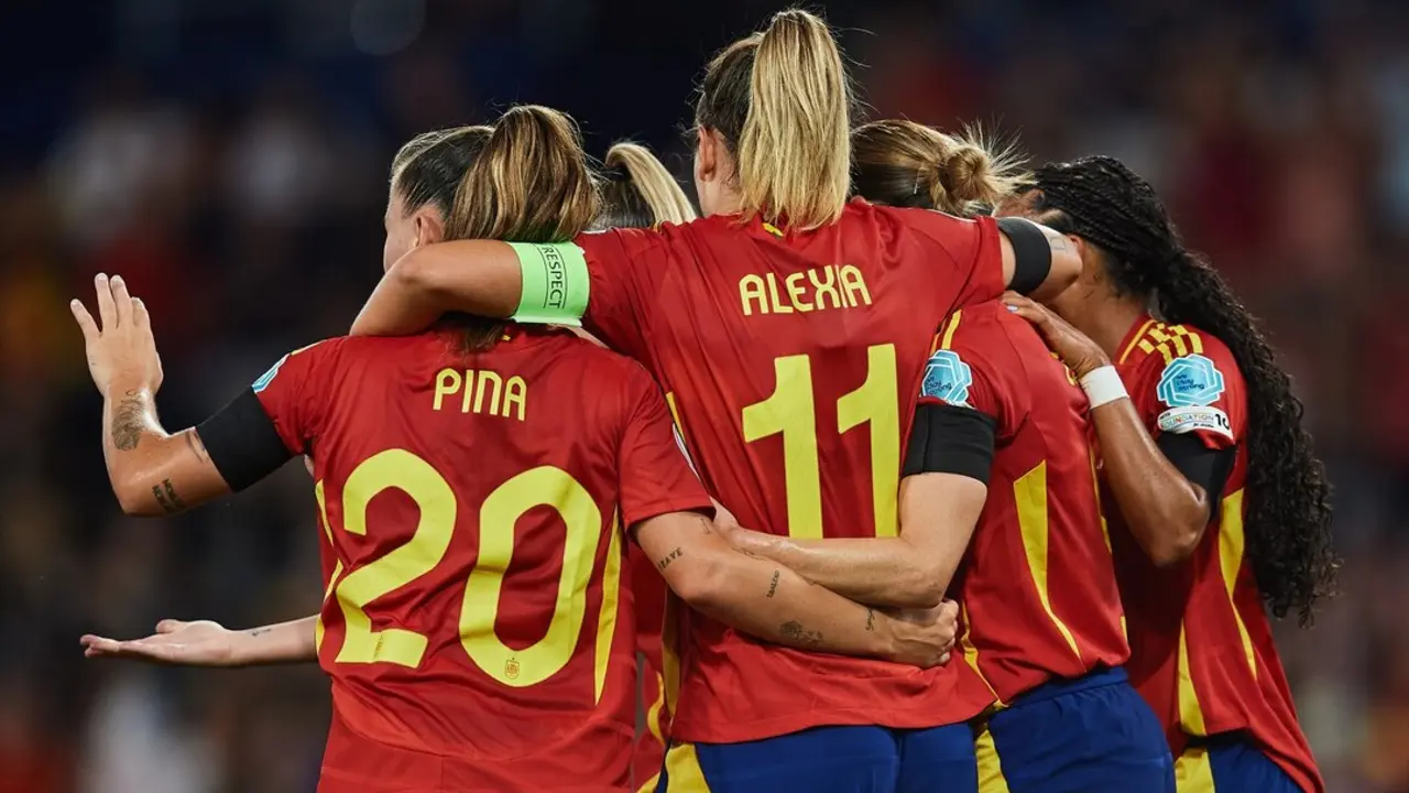 Las jugadoras de la selecci&oacute;n espa&ntilde;ola celebran unos de sus goles en la victoria ante Portugal en la Eurocopa de 2025. / RFEF