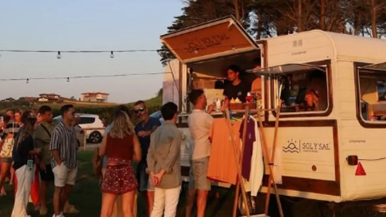 Varias personas disfrutan en el Mirador de la Corneja. / S.S.