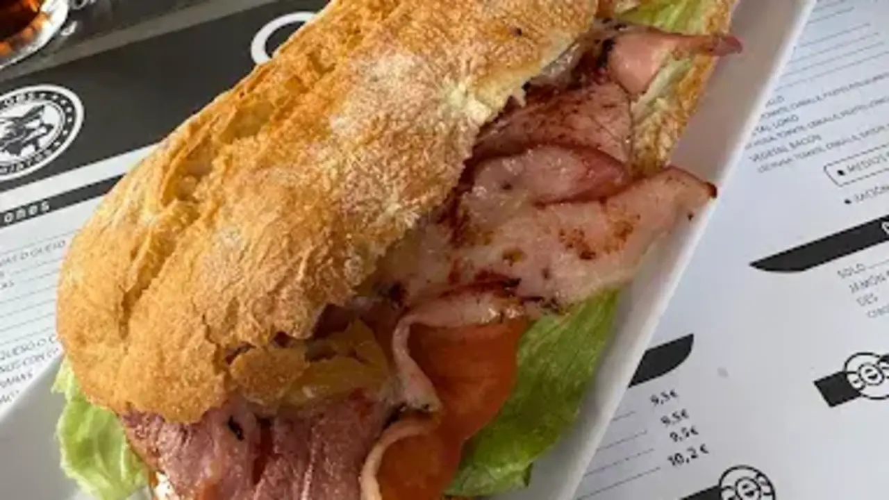 Uno de los bocadillos que ofrece el local. / A.E