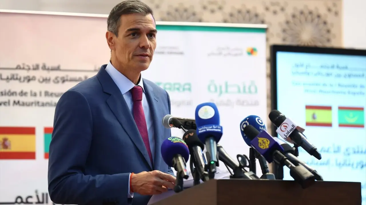 El presidente del Gobierno, Pedro S&aacute;nchez, ofrece una rueda de prensa durante un viaje oficial a la Rep&uacute;blica Isl&aacute;mica de Mauritania. / EP