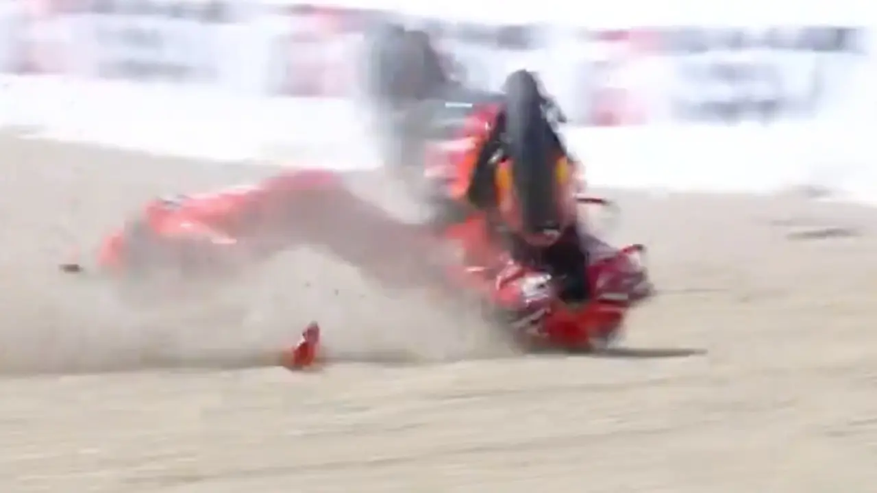 Marc M&aacute;rquez se cae y Bagnaia se lleva el sprint. / X